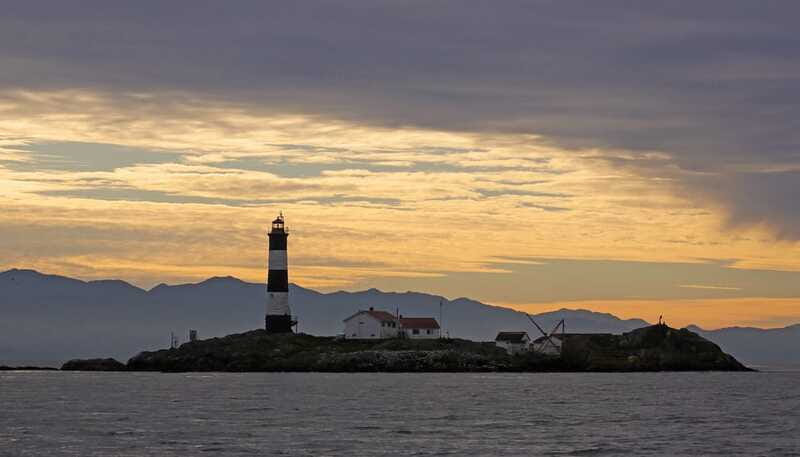 Victoria: Sunset Whale Watching Tour on Semi-Covered Boat - What to bring (and what not to rely on)